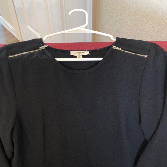 Black tunic with a pleated shear back. - Picture 2 of 5